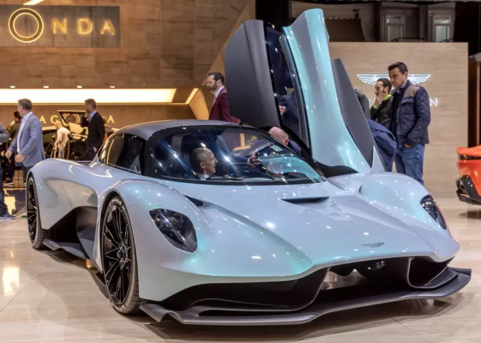 Aston Martin AM-RB 003 nyitott ajtval
