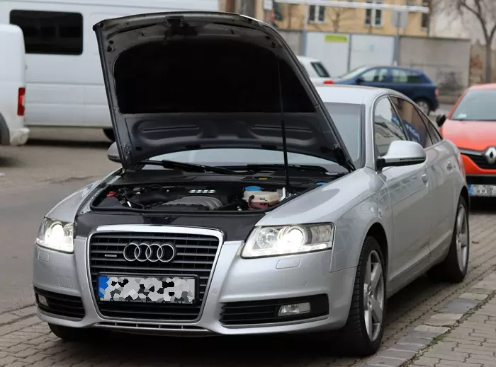 Audi A6 C6 Type: 4F nyitott motorhztetvel, Budapesten, a Mr utcban