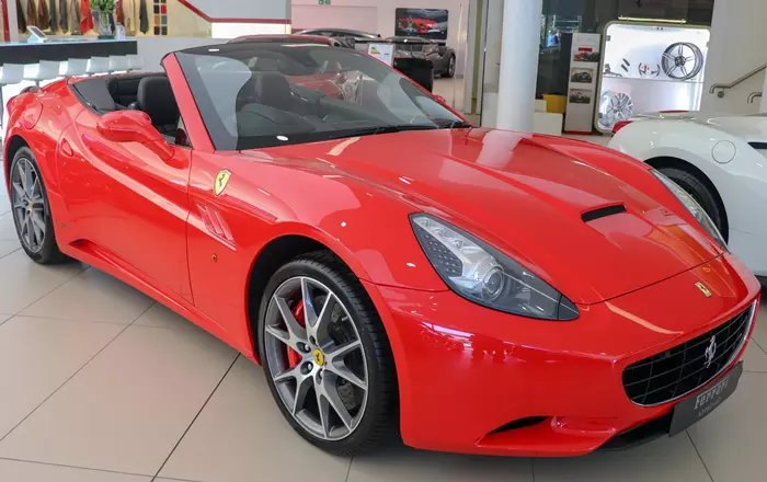 Piros Ferrari California