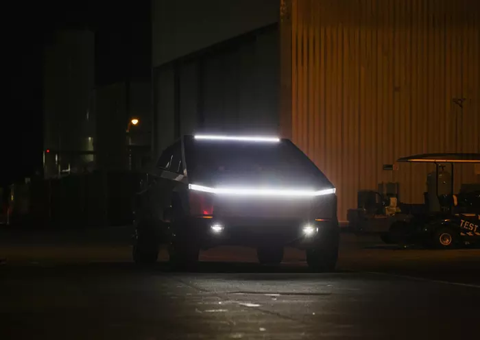 Tesla Cybertruck jjel